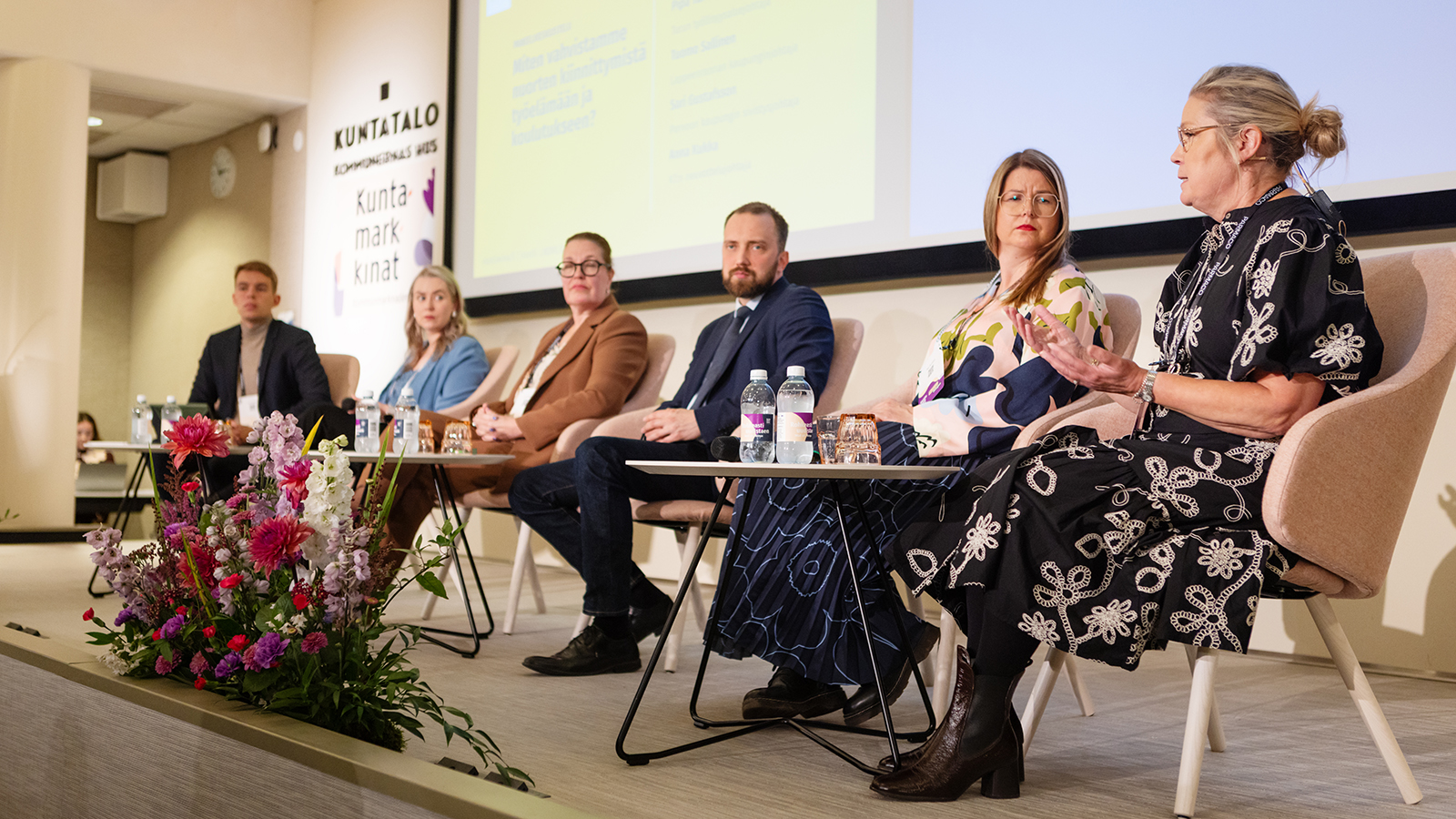 Kuntamarkkinat 2026, kuvassa työmarkkinaseminaarin juontaja Alec Neihum, ja panelistit Emilia Enroth, Pipa Turvanen, Tuomo Sallinen, Sari Gustafsson, Anna Kukka. Kuva Eeva Anundi.