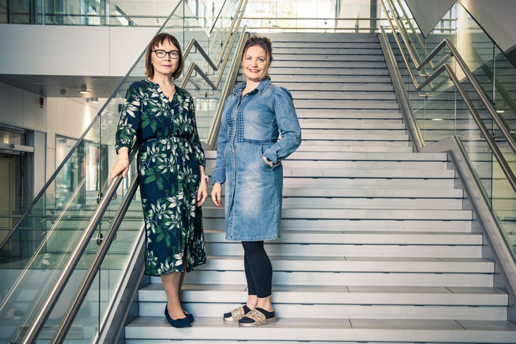 Marja Hietamäki ja Paula Rajakangas seisomassa portaikossa. Kuva Markus Aspegren.