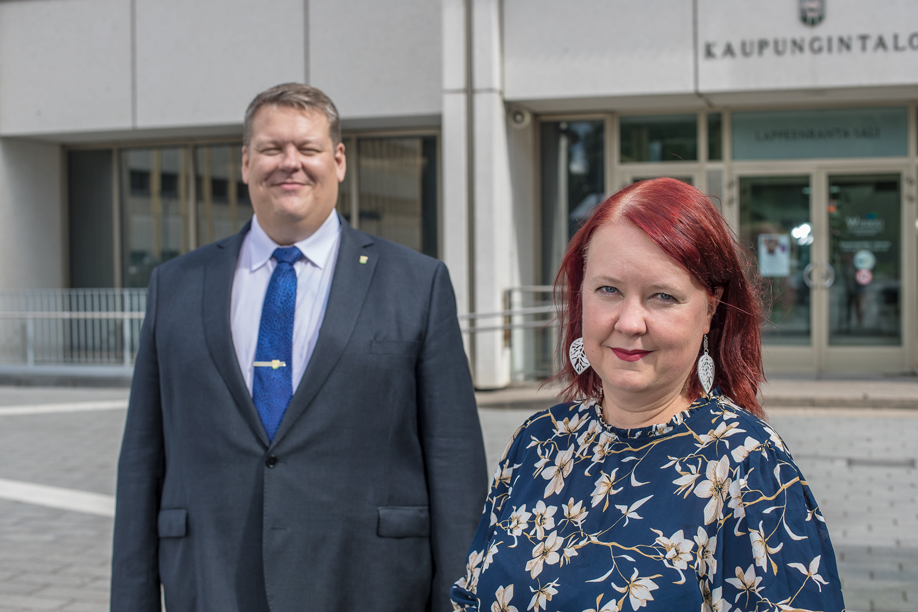Lappeenrannan kaupunginhallituksen puheenjohtaja Joonas Grönlund ja valtuuston puheenjohtaja Sanna Koskenranta