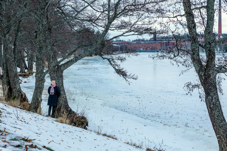 Sanna Koste Kymijoen rannalla, kuvaaja Marja Seppälä