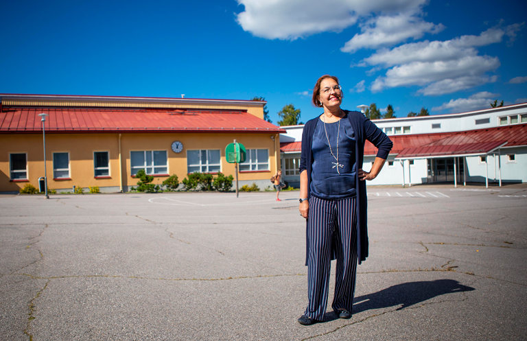 Porvoon sivistysjohtaja Sari Gustafsson koulun pihalla