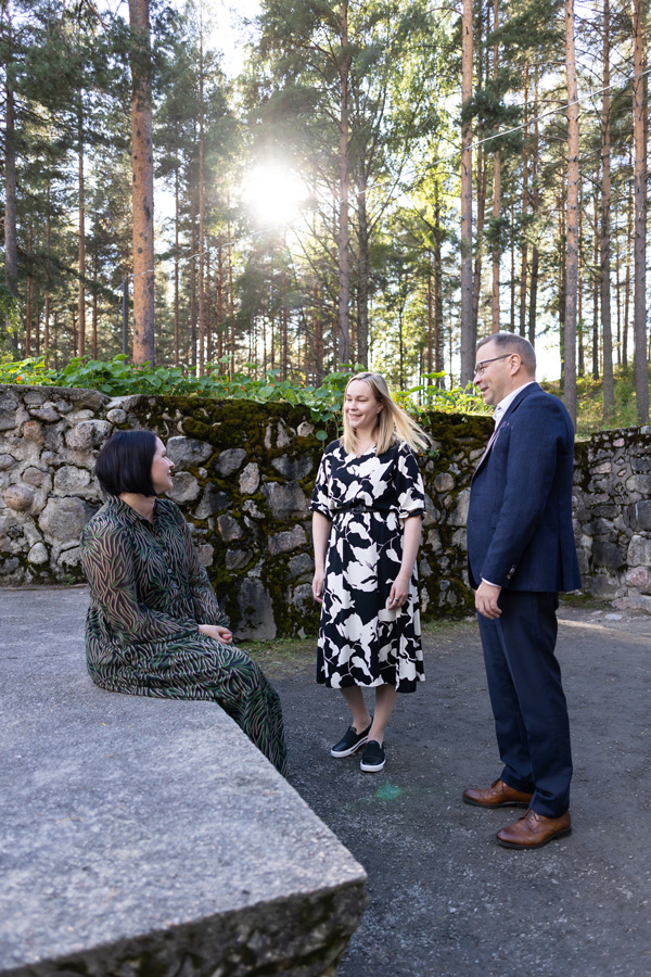 Suvi Vuojolainen, Anna-Leena Pusa ja Tuukka Vepsäläinen Jyväskylän luonnossa auringon laskiessa.