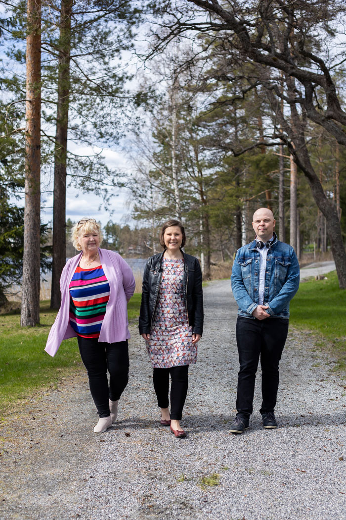 Sirpa Hirvonen, Katri Aalto ja Jarkko Väätäinen kävelemässä ulkona. Kuva Saara Karttunen