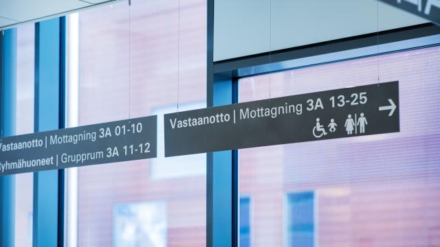 Kuvituskuvaa terveyskeskuksen käytävältä.