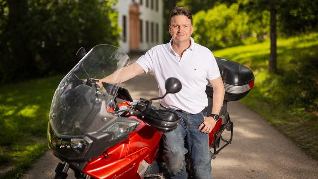 KT:n johtava eläkeasiantuntija Juha Knuuti kuvattiin moottoripyöränsä kanssa.
