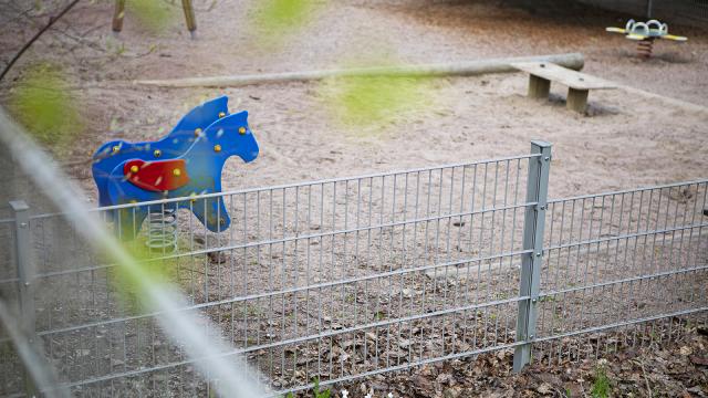 aita ja keinuhevonen.
