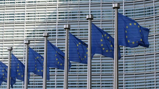 Euroopan unionin tähtiliput hulmuavat komission rakennuksen edessä Brysselissä: Kuva: Guillaume Périgois / Unsplash. 