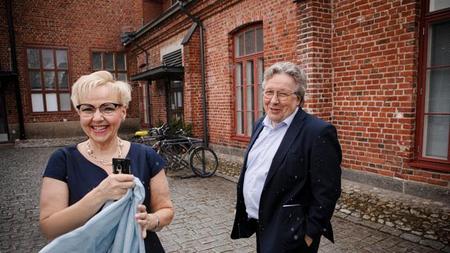 Hyvinkää kaupungin henkilöstöjohtaja Sari Kuittinen-Tihilä ja kaupunginjohtaja Jyrki Mattila seisovat tiilirakennuksen edessä. 