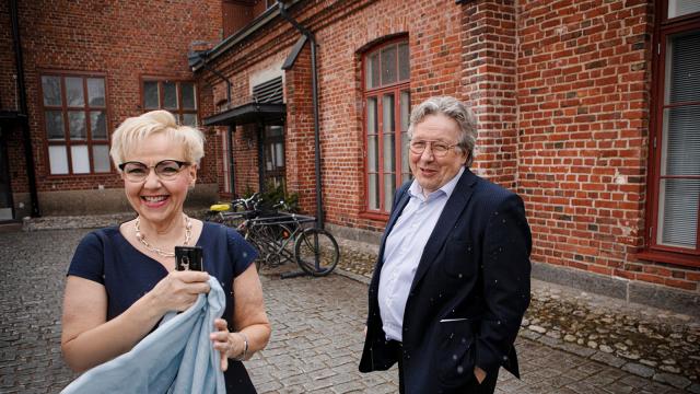 Hyvinkää kaupungin henkilöstöjohtaja Sari Kuittinen-Tihilä ja kaupunginjohtaja Jyrki Mattila seisovat tiilirakennuksen edessä.
