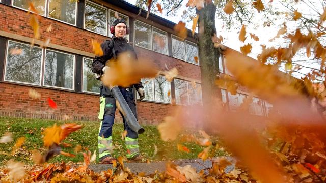 Nuori henkilö ulkotyössä syksyllä.