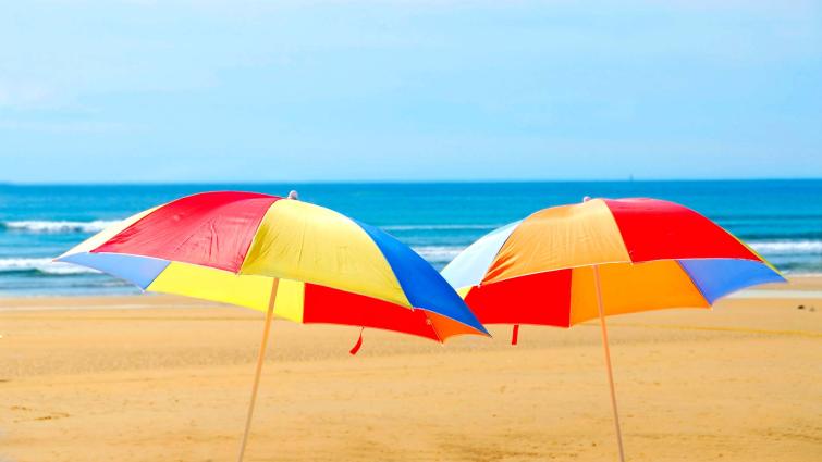 Aurinkovarjot rannalla