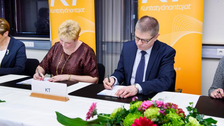 Kirsi-Marja Lievonen ja Markku Jalonen allekirjoittivat kunta-alan sopimukset 2.3.2018