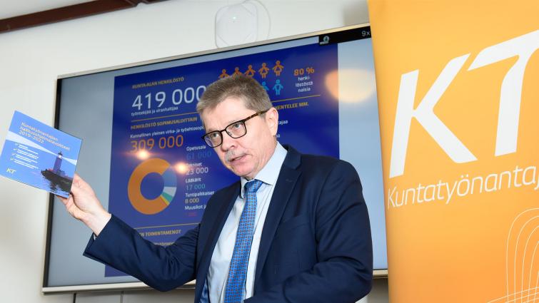 Markku Jalonen KT:n hallitusohjelmatavoitteet kädessään KT:n tiedotustilaisuudessa tammikuussa