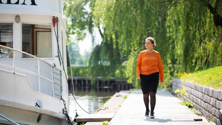 Uppsalan kaupungin neuvottelupäällikkö Anna Lind kävelee rantakadulla pienen laivan vieressä