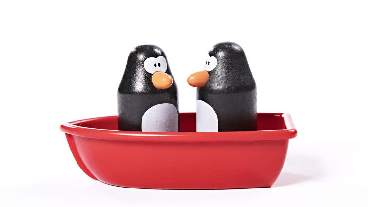 Soteliiderit-hankkeen tunnuksena olevat pingviinit punaisessa laivassa.