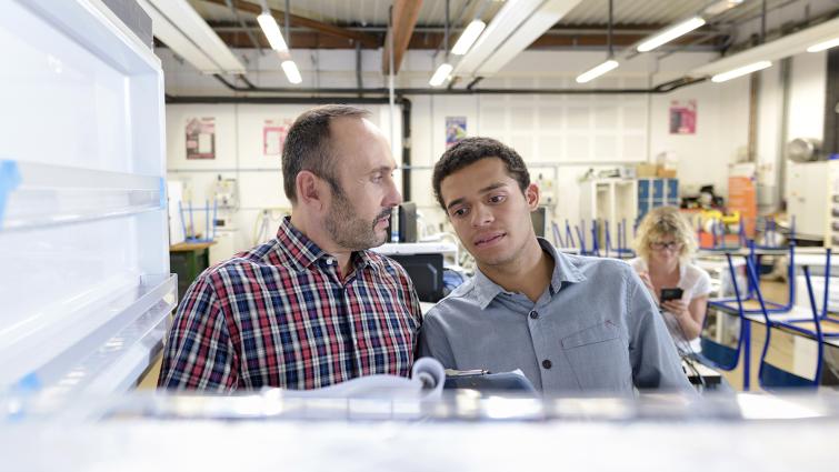 Työnohjaaja ja oppilas. 