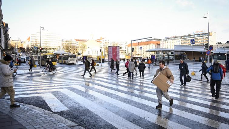 Ihmisiä liikkeellä Turun torialueella päivällä.